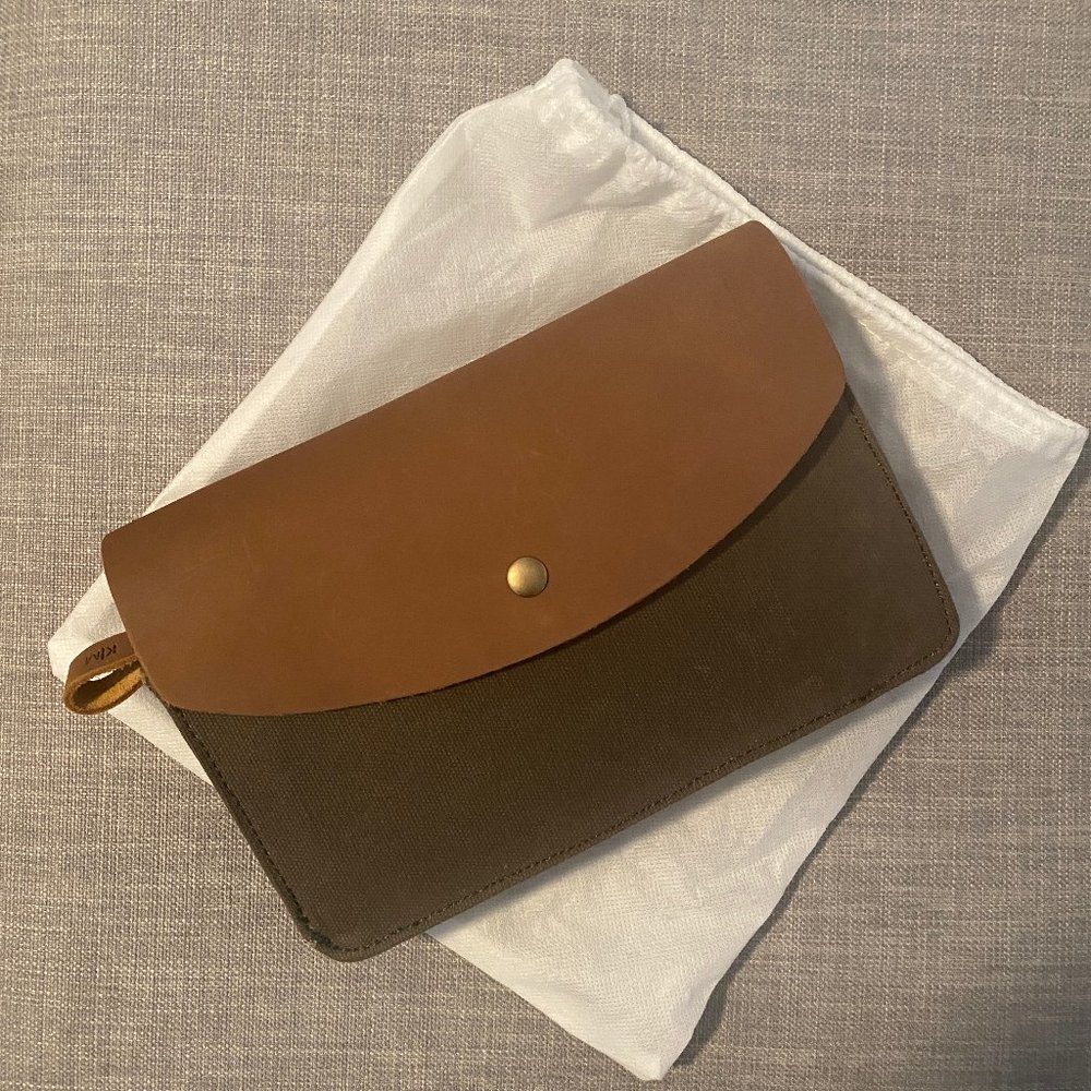 Kelly Moore - Wearable Wallet